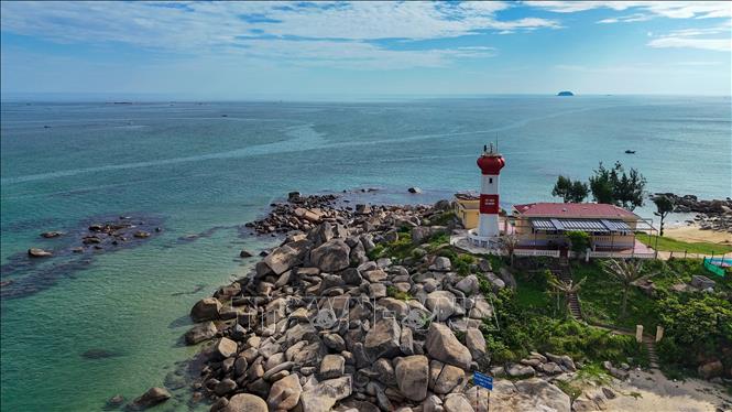 Hải đăng Cửa Nhượng nằm giữa ghềnh đá ven biển Cẩm Trung, nổi bật giữa làn nước xanh ngọc của vùng biển Bắc Trung Bộ. Ảnh: Hữu Quyết - TTXVN