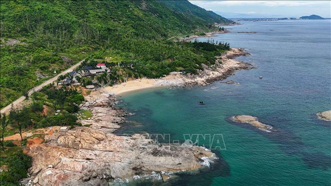 Bãi Cu Kỳ có bờ biển nhỏ uốn cong bên chân núi và làn nước trong vắt. Ảnh: Hữu Quyết - TTXVN