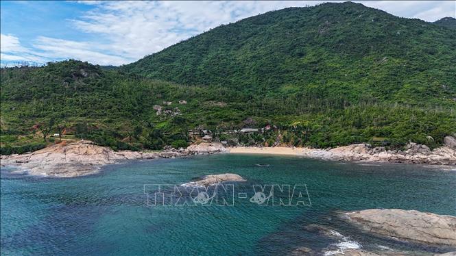 Bãi biển Cu Kỳ hiện lên yên bình dưới chân núi, với bờ cát nhỏ và làn nước trong vắt đặc trưng của vùng biển Kỳ Xuân. Ảnh: Hữu Quyết - TTXVN