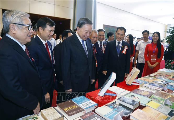 Tổng Bí thư, Chủ tịch nước Tô Lâm xem trưng bày giới thiệu tại lễ kỷ niệm. Ảnh: Thống Nhất – TTXVN
