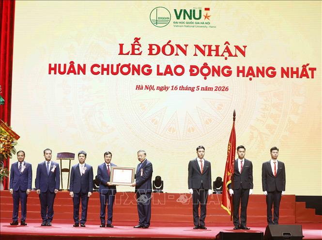 Tổng Bí thư, Chủ tịch nước Tô Lâm trao Huân chương Lao động hạng Nhất tặng Đại học Quốc gia Hà Nội. Ảnh: Thống Nhất – TTXVN