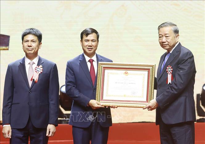 Tổng Bí thư, Chủ tịch nước Tô Lâm trao Huân chương Lao động hạng Nhất tặng Đại học Quốc gia Hà Nội. Ảnh: Thống Nhất – TTXVN