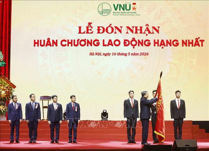 Tổng Bí thư, Chủ tịch nước Tô Lâm trao Huân chương Lao động hạng Nhất tặng Đại học Quốc gia Hà Nội. Ảnh: Thống Nhất – TTXVN