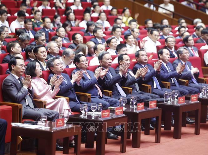 Tổng Bí thư, Chủ tịch nước Tô Lâm và các đại biểu dự Lễ kỷ niệm 120 năm Ngày truyền thống Đại học Quốc gia Hà Nội. Ảnh: Thống Nhất – TTXVN