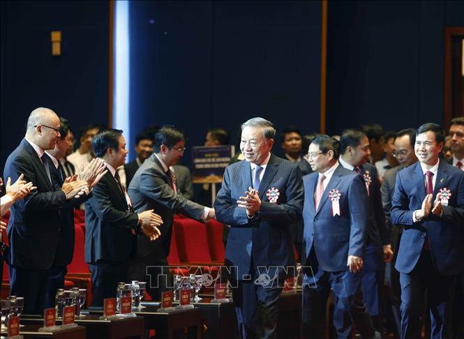Tổng Bí thư, Chủ tịch nước Tô Lâm và các đại biểu dự Lễ kỷ niệm 120 năm Ngày truyền thống Đại học Quốc gia Hà Nội. Ảnh: Thống Nhất – TTXVN

