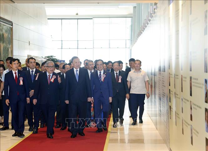 Tổng Bí thư, Chủ tịch nước Tô Lâm xem trưng bày giới thiệu tại lễ kỷ niệm. Ảnh: Thống Nhất – TTXVN