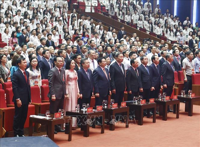 Tổng Bí thư, Chủ tịch nước Tô Lâm và các đồng chí lãnh đạo, nguyên lãnh đạo Đảng Nhà nước thực hiện nghi thức chào cờ. Ảnh: Thống Nhất – TTXVN