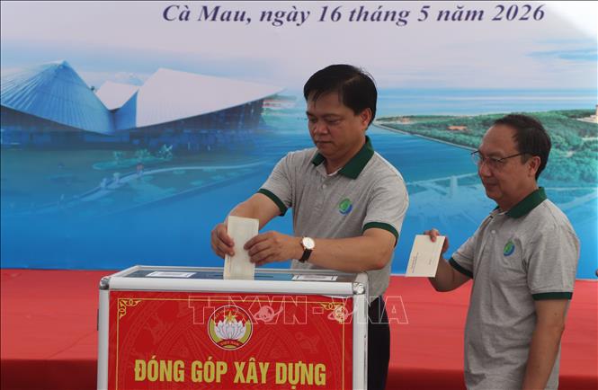 Các sở, ngành tỉnh Cà Mau tham gia ủng hộ tại lễ phát động. Ảnh: Tuấn Phi - TTXVN