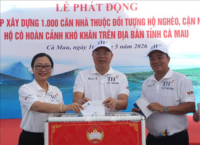 Bí thư Tỉnh ủy Cà Mau Nguyễn Hồ Hải (giữa) tham gia ủng hộ tại lễ phát động. Ảnh: Tuấn Phi - TTXVN