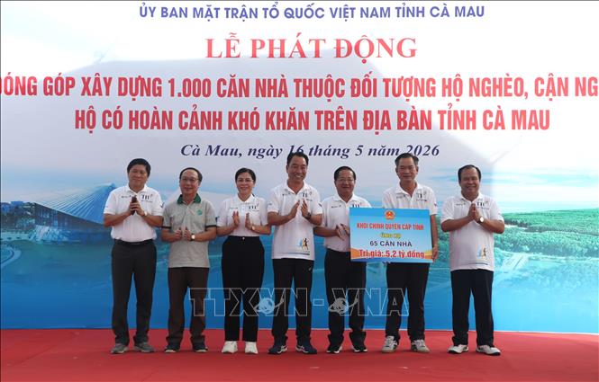 Khối Chính quyền cấp tỉnh trao tặng bảng tượng trưng 65 căn nhà trị giá 5,2 tỷ đồng. Ảnh: Tuấn Phi - TTXVN