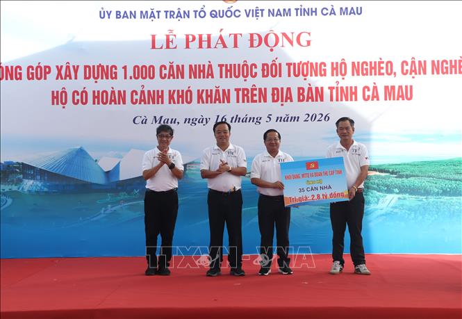Khối Đảng, MTTQ và Đoàn thể tỉnh trao tặng bảng tượng trưng 35 căn nhà trị giá 2,8 tỷ đồng. Ảnh: Tuấn Phi - TTXVN