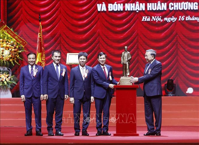 Tổng Bí thư, Chủ tịch nước Tô Lâm tặng bức tượng Chủ tịch Hồ Chí Minh cho Đại học Quốc gia Hà Nội. Ảnh: Thống Nhất – TTXVN