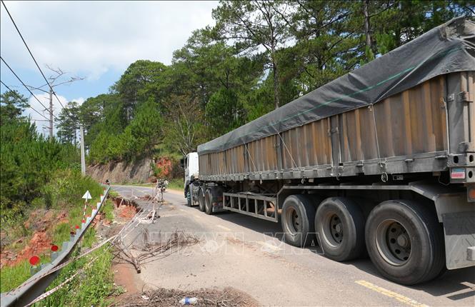 Điểm sạt lở chiếm gần hết nửa nền đường Bidoup (thuộc phường Langbiang – Đà Lạt và xã Lạc Dương) khiến các phương tiện lưu thông khó khăn. Ảnh: Nguyễn Dũng – TTXVN 
