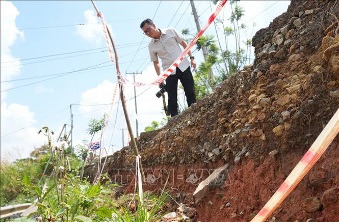 Các điểm sạt lở bị sụt sâu hơn nửa mét so với nền đường hiện trạng. Ảnh: Nguyễn Dũng – TTXVN 
