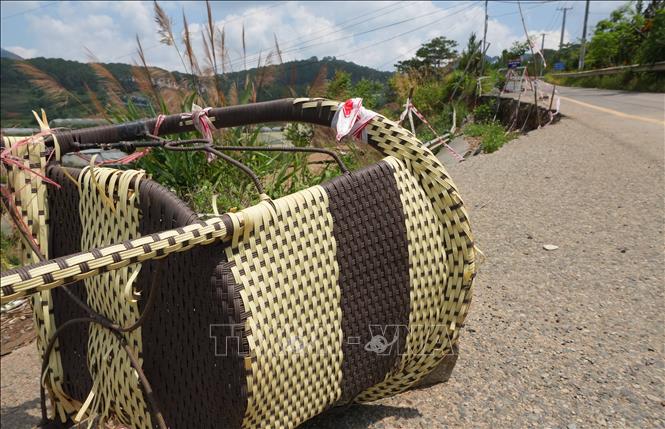 Một vị trí sạt lở chỉ được cảnh báo, rào chắn sơ sài, tiềm ẩn nguy cơ mất na toàn giao thông, nhất là khi trời tối hoặc mưa lớn. Ảnh: Nguyễn Dũng – TTXVN
