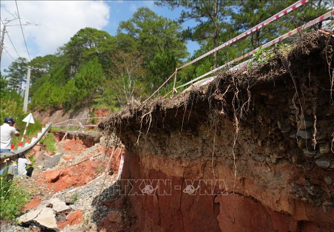 Các điểm sạt lở trên đường Bidoup lâu ngày không được khắc phục đã tạo hàm ếch, đe dọa phần nền đường còn lại. Ảnh: Nguyễn Dũng – TTXVN
