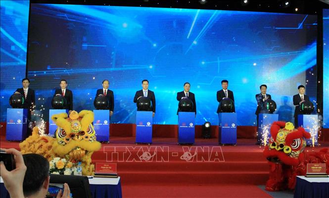 Các đại biểu thực hiện nghi lễ khởi công dự án. Ảnh: Thái Thuần - TTXVN
