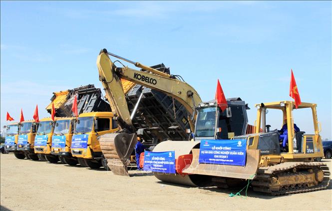 Nhà thầu tập trung thiết bị máy móc để thi công. Ảnh: Thái Thuần - TTXVN
