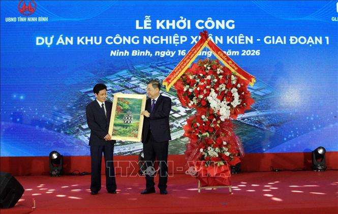 Phó Thủ tướng Thường trực Chính phủ Phạm Gia Túc chúc mừng Công ty Cổ phần tập đoàn GLB Group. Ảnh: Thái Thuần - TTXVN
