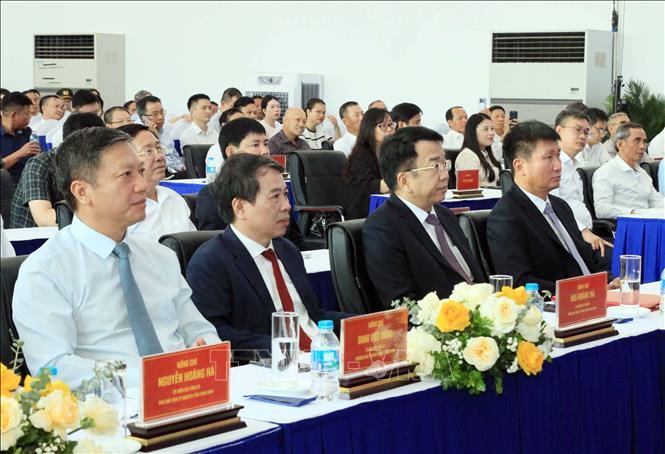 Lãnh đạo tỉnh Ninh Bình tham dự buổi lễ. Ảnh: Thái Thuần - TTXVN