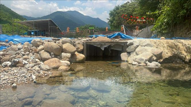 Đập bê tông kiên cố cao gần 1 mét ngăn dòng chảy của con suối Khe Su.  Ảnh: Văn Dũng-TTXVN
