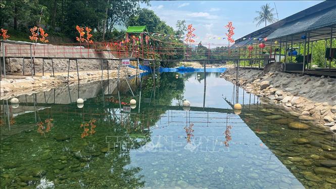 Quán Dì Thêm cải tạo dòng suối thành hồ bơi phục vụ việc kinh doanh. Ảnh: Văn Dũng-TTXVN