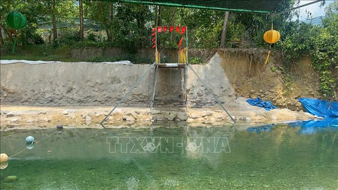 Quán Dì Thêm xi măng hóa, tạo tiểu cảnh hai bên dòng suối Khe Su. Ảnh: Văn Dũng-TTXVN