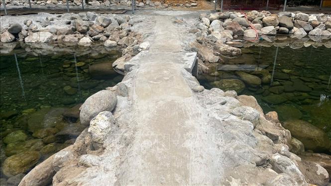 Đập bê tông rộng khoảng 1 mét, ngăn dòng chảy của suối Khe Su. Ảnh: Văn Dũng-TTXVN
