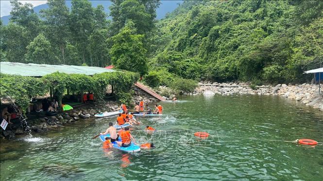 Quán Dì Hường cải tạo suối trở thành con hồ để phục vụ việc kinh doanh du lịch. Ảnh: Văn Dũng-TTXVN