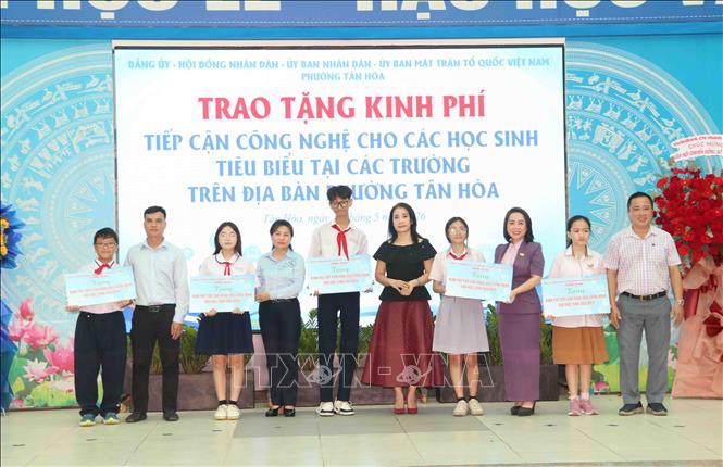 Trao tặng kinh phí hỗ trợ tiếp cận công nghệ cho học sinh tiêu biểu. Ảnh: Xuân Khu - TTXVN