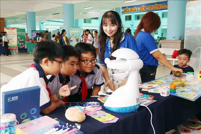 Học sinh thích thú với thiết bị công nghệ phục vụ việc học tiếng Anh. Ảnh: Xuân Khu - TTXVN