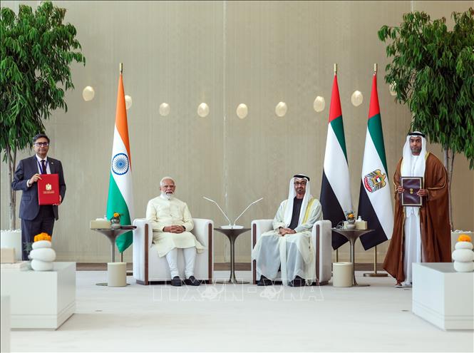 Thủ tướng Ấn Độ Narendra Modi (giữa, trái) và Tổng thống Các Tiểu vương quốc Arập Thống nhất Sheikh Mohamed bin Zayed Al Nahyan (giữa, phải) chứng kiến lễ ký kết các thoả thuận hợp tác giữa hai nước tại Abu Dhabi, ngày 15/5/2026. Ảnh: ANI/TTXVN