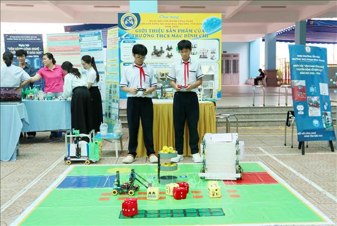 Giới thiệu mô hình sáng tạo áp dụng kỹ thuật tự động do học sinh trường THCS Mạc Đĩnh Chi thực hiện. Ảnh: Xuân Khu - TTXVN