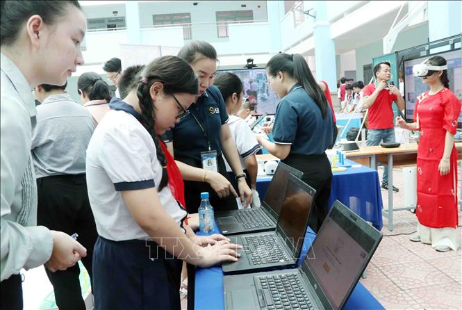 Học sinh làm quen với những phần mềm giáo dục trên máy tính. Ảnh: Xuân Khu - TTXVN