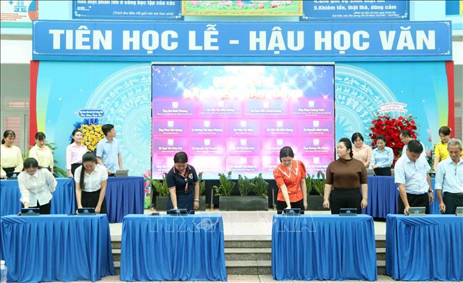 Lễ ký kết giao ước thi đua về đổi mới sáng tạo cho năm học 2026 – 2027 giữa 15 trường học trên địa bàn. Ảnh: Xuân Khu - TTXVN