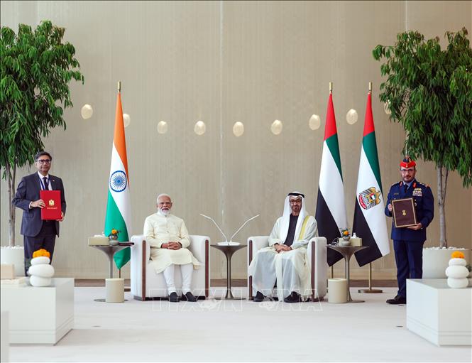 Thủ tướng Ấn Độ Narendra Modi (giữa, trái) và Tổng thống Các Tiểu vương quốc Arập Thống nhất Sheikh Mohamed bin Zayed Al Nahyan (giữa, phải) chứng kiến lễ ký kết các thoả thuận hợp tác giữa hai nước tại Abu Dhabi, ngày 15/5/2026. Ảnh: ANI/TTXVN