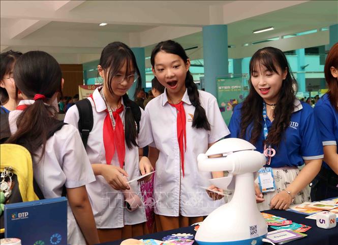 Học sinh thích thú với thiết bị công nghệ phục vụ việc học tiếng Anh. Ảnh: Xuân Khu - TTXVN