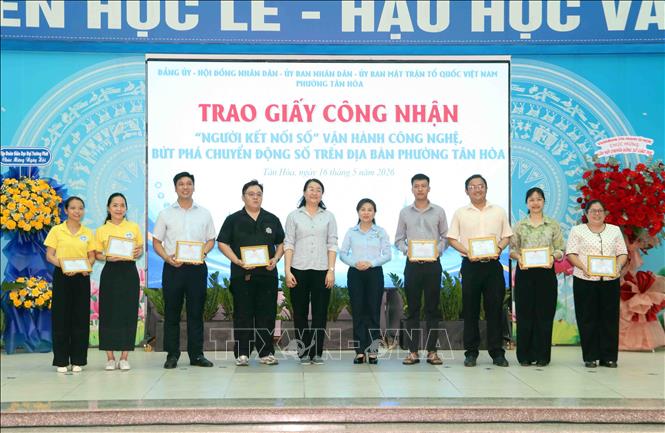 Trao giấy công nhận “Người kết nối số” - những hạt nhân trong công tác vận hành công nghệ, bức phá chuyển động số đến với cộng đồng.Ảnh: Xuân Khu - TTXVN
