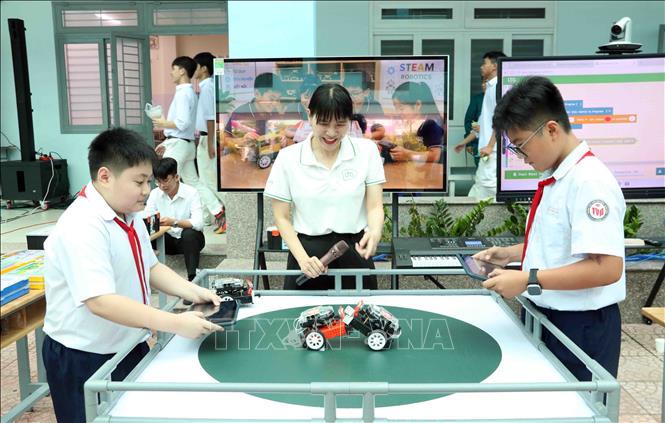 Làm quen với công nghệ qua những trò chơi sáng tạo. Ảnh: Xuân Khu - TTXVN