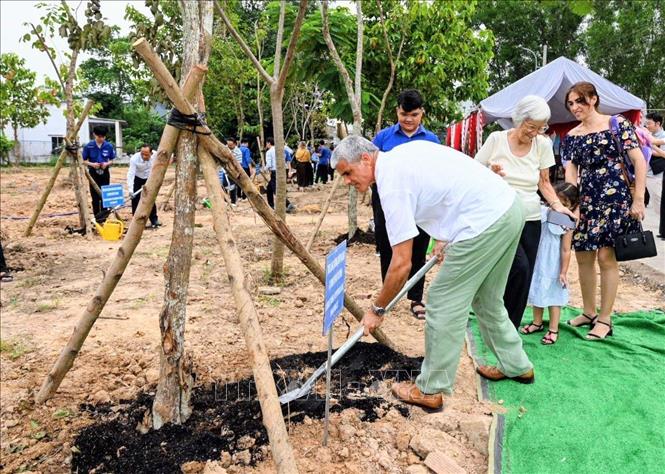 Ông Mauricio Alejandro Martinez Duque, Tổng Lãnh sự Cuba tại Thành phố Hồ Chí Minh hưởng ứng lễ phát động phong trào trồng cây hữu nghị. Ảnh: Xuân Khu - TTXVN