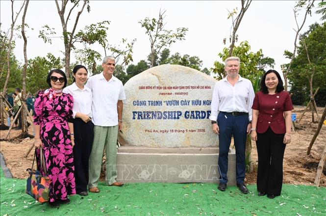 Các đại biểu tại lễ  khánh thành Vườn cây hữu nghị tại phường Phú An, Thành phố Hồ Chí Minh. Ảnh: Xuân Khu - TTXVN