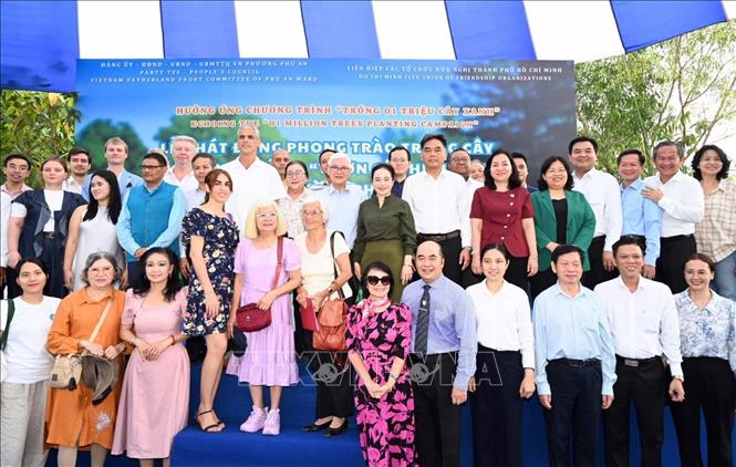 Các đại biểu dự lễ phát động phong trào trồng cây hữu nghị. Ảnh: Xuân Khu - TTXVN