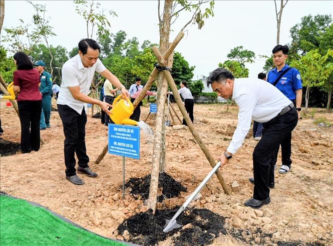 Ổng Nguyễn Lộc Hà (phải), Phó Chủ tịch Thường trực UBND Thành phố Hồ Chí Minh hưởng ứng lễ phát động phong trào trồng cây hữu nghị. Ảnh: Xuân Khu - TTXVN