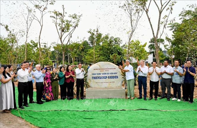 Các đại biểu khánh thành Vườn cây hữu nghị tại phường Phú An, Thành phố Hồ Chí Minh. Ảnh: Xuân Khu - TTXVN