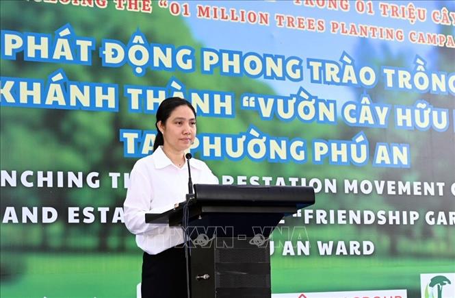 Bà Hà Thanh, Chủ tịch Liên hiệp các tổ chức hữu nghị Thành phố Hồ Chí Minh phát động phong trào trồng cây hữu nghị. Ảnh: Xuân Khu - TTXVN
