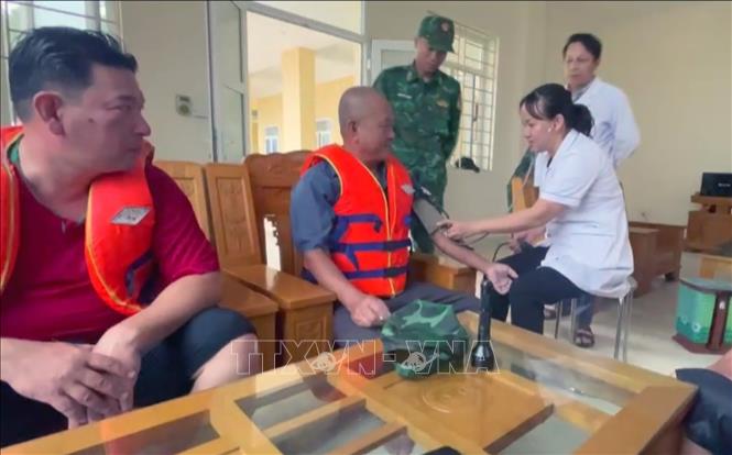 Các ngư dân bị nạn được chăm sóc y tế. Ảnh: TTXVN phát
