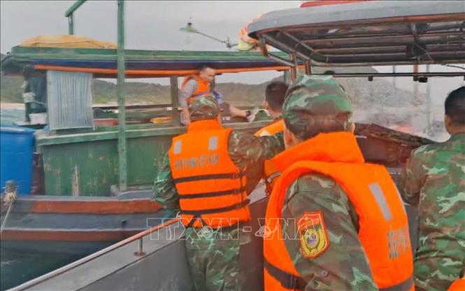 Bộ đội Biên phòng Thanh Lân tiếp cận tàu bị nạn. Ảnh: TTXVN phát

