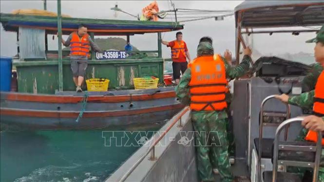 Bộ đội Biên phòng Thanh Lân tiếp cận tàu bị nạn. Ảnh: TTXVN phát
