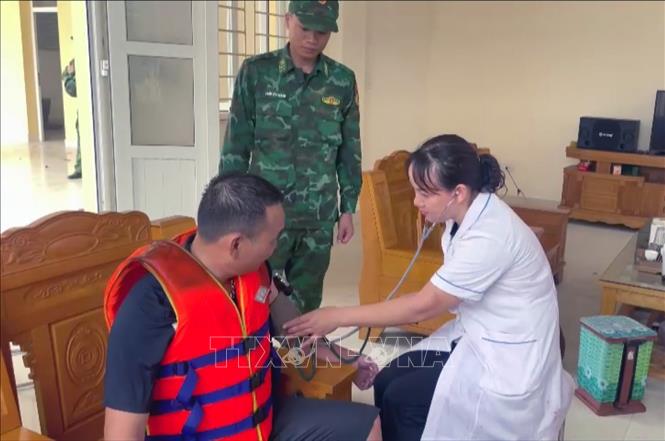 Các ngư dân bị nạn được chăm sóc y tế. Ảnh: TTXVN phát
