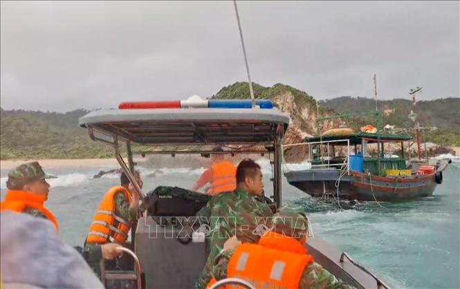 Bộ đội Biên phòng Thanh Lân tiếp cận tàu bị nạn. Ảnh: TTXVN phát
